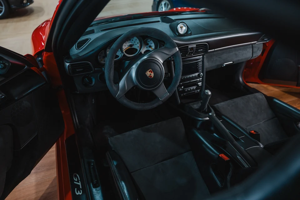 Interior del Porsche 911 GT3: volante, asientos y consola