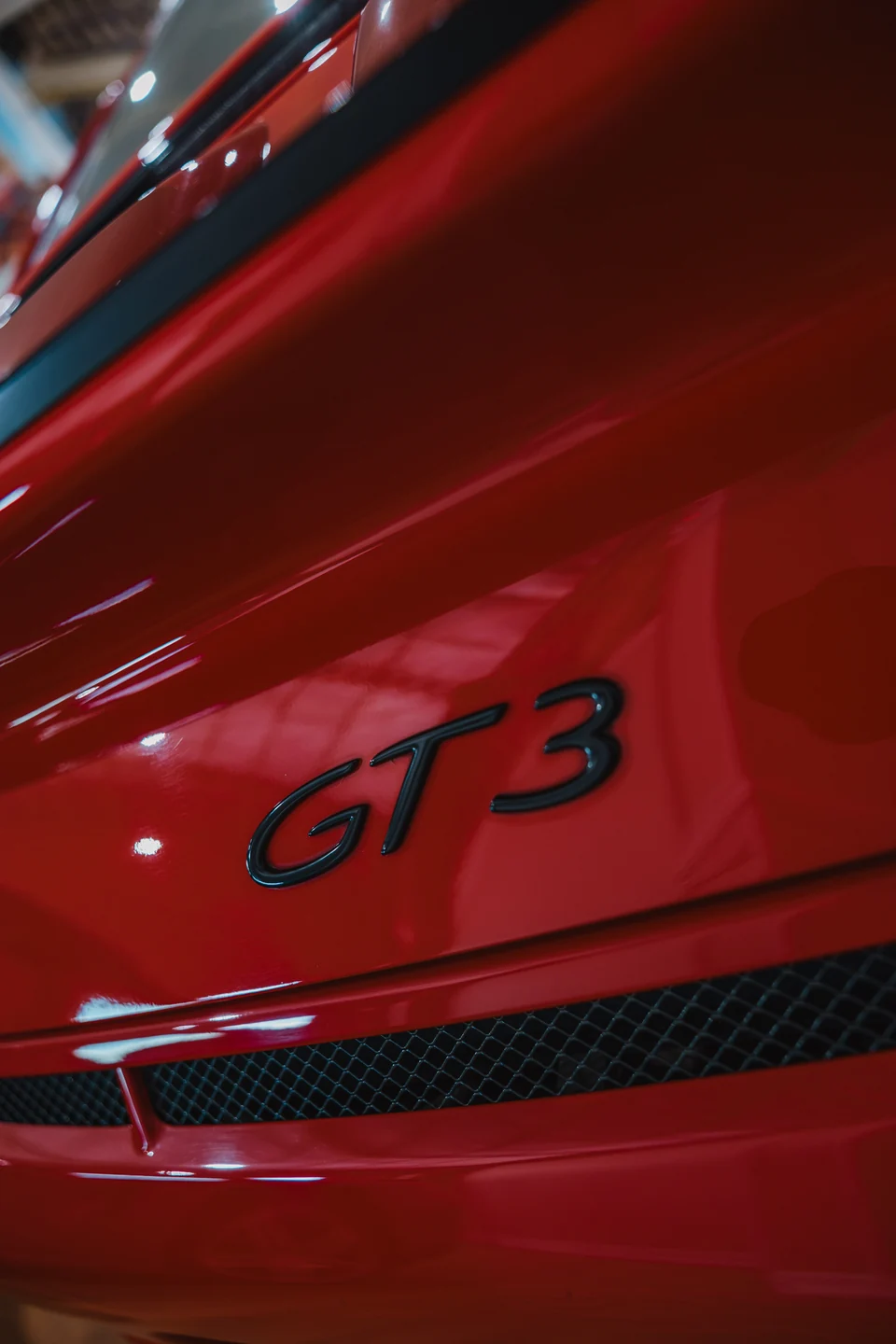 Detalle de la carrocería roja y el emblema GT3