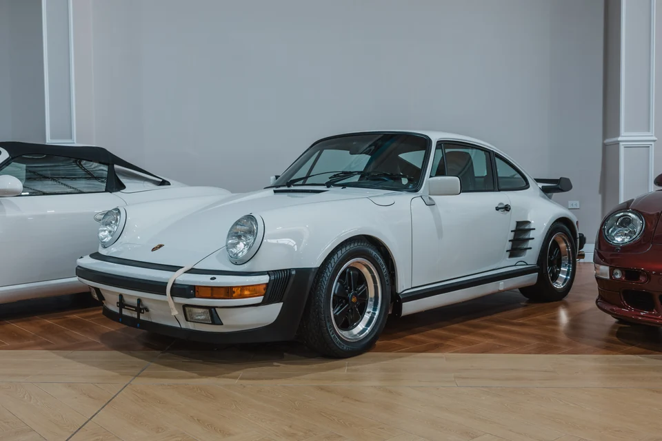 Vista lateral del Porsche 911 Turbo blanco