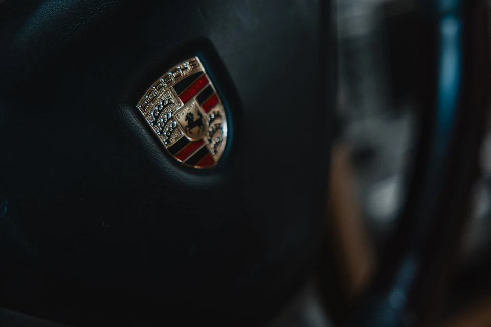Detalle del emblema en el volante Porsche
