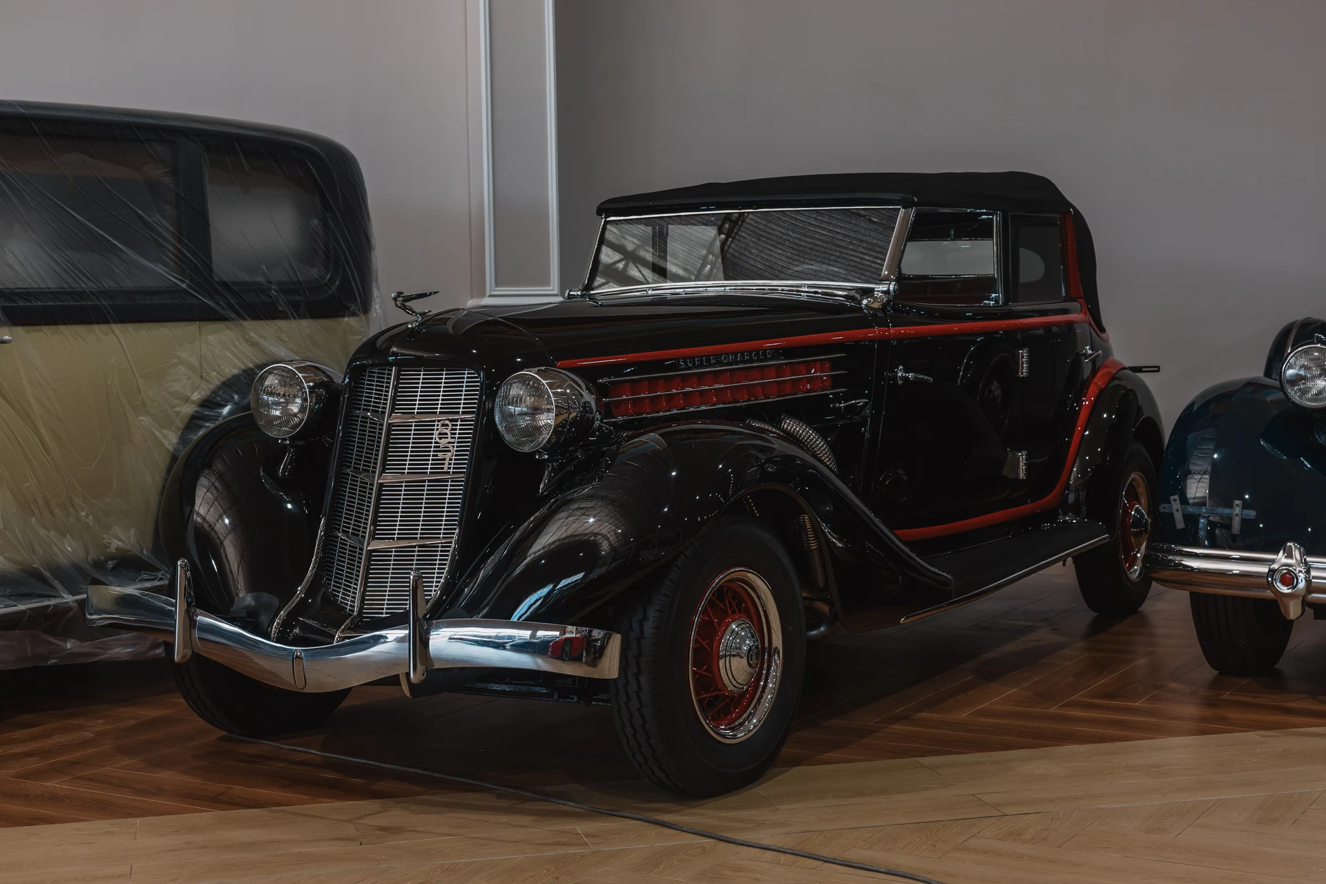 Convertible negro y rojo de la colección